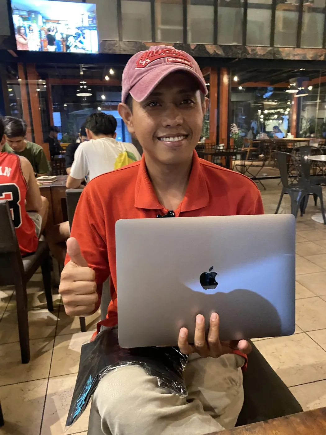 Pelanggan memegang laptop MacBook